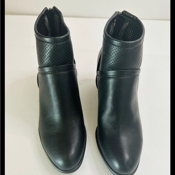 White Mountain Women’s Black Ankle Booties rear zip up size 8.0 - Picture 2 of 4